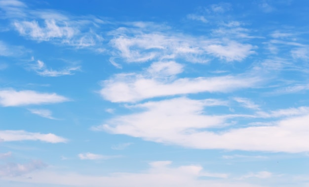 Cielo azzurro con nuvole bianche