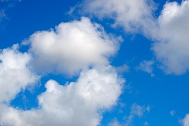 Cielo azzurro con nuvole bianche