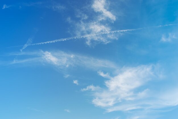 Cielo azzurro con nuvole bianche