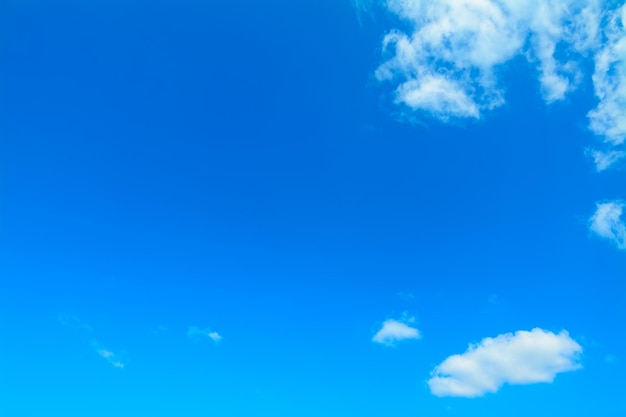 Cielo azzurro con nuvole bianche