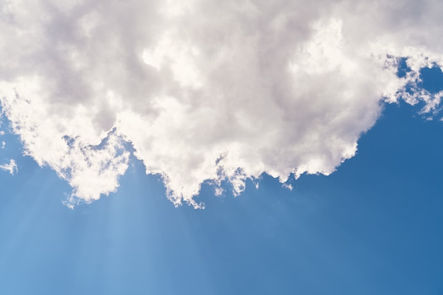 Cielo azzurro con nuvole bianche