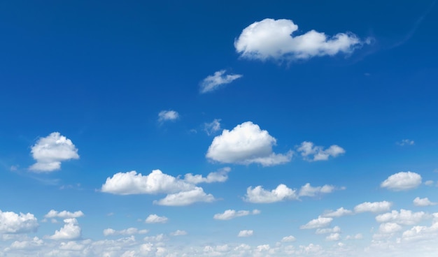 Cielo azzurro con nuvole bianche