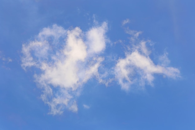 Cielo azzurro con nuvole bianche