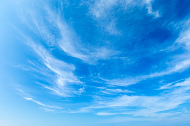 Cielo azzurro con nuvole bianche