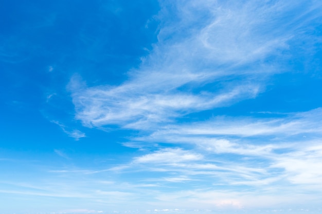 Cielo azzurro con nuvole bianche