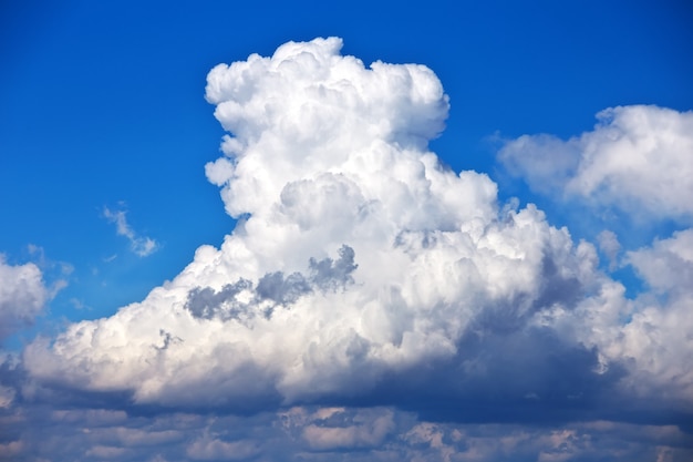 Cielo azzurro con nuvole. Composizione della natura.