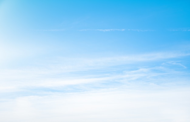 Cielo azzurro con nuvole di luce bianca