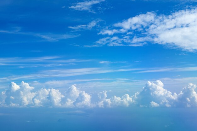 Cielo azzurro con nuvole di sfondo