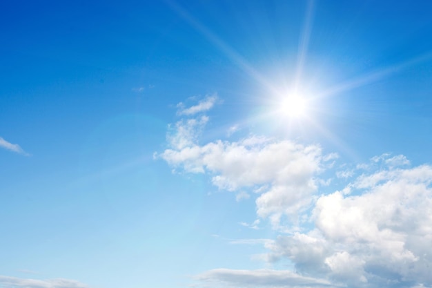 Cielo azzurro con nuvole e luce solare intensa. Foto di alta qualità