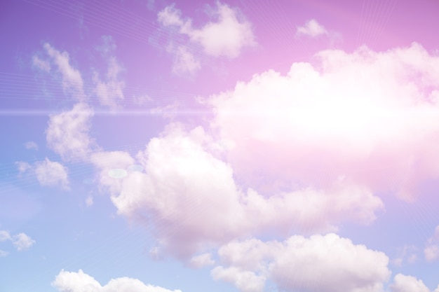 Cielo azzurro con nuvole e luce solare intensa. Foto di alta qualità
