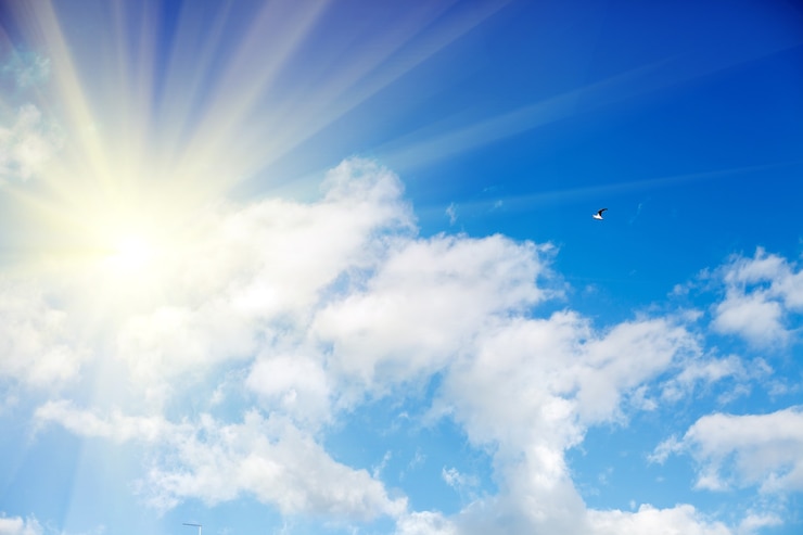 Foto cielo azzurro con nuvole e luce solare intensa. foto di alta qualità