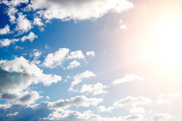 Cielo azzurro con nuvole e luce solare intensa. Foto di alta qualità