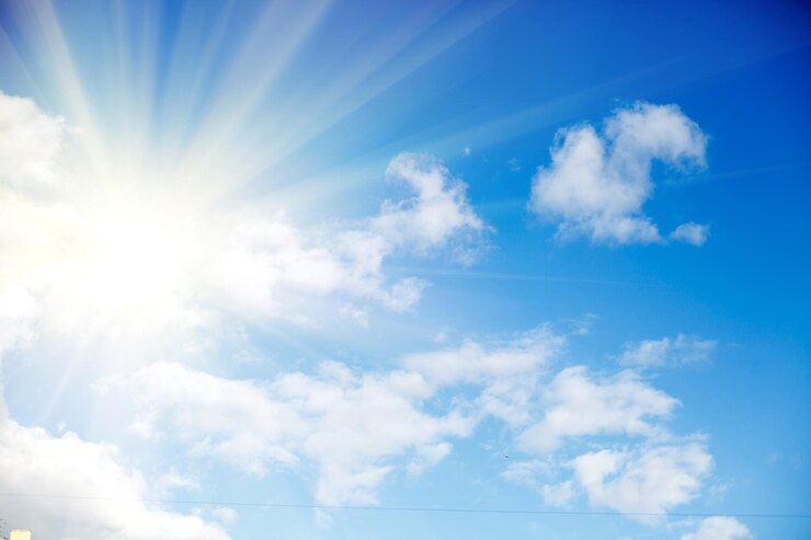 Foto cielo azzurro con nuvole e luce solare intensa. foto di alta qualità