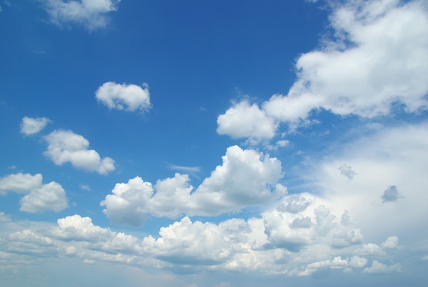 Cielo azzurro con nuvole e sole