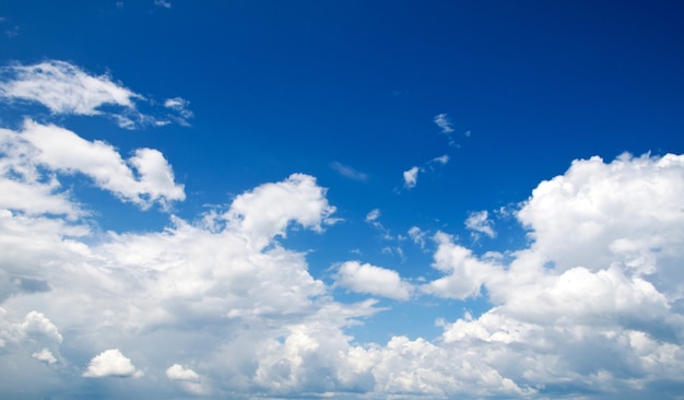 Cielo azzurro con nuvole e sole