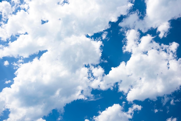 Cielo azzurro con nuvole Giornata di sole con sfondo di nubi cumuliformi