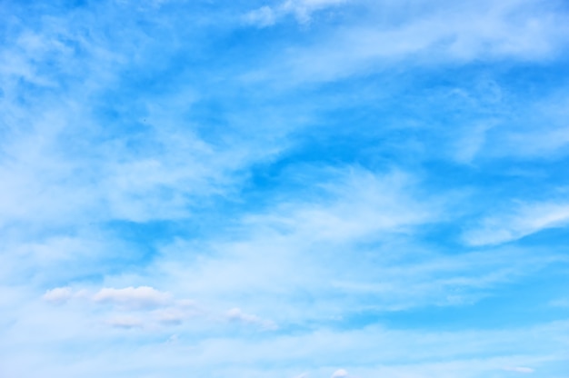 Cielo azzurro con nuvole leggere - sfondo liscio e spazio per il tuo testo