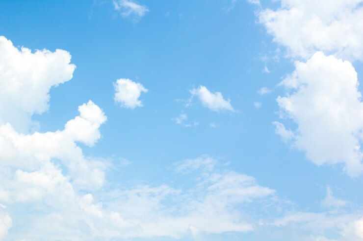 Cielo azzurro con nuvole minuscole.