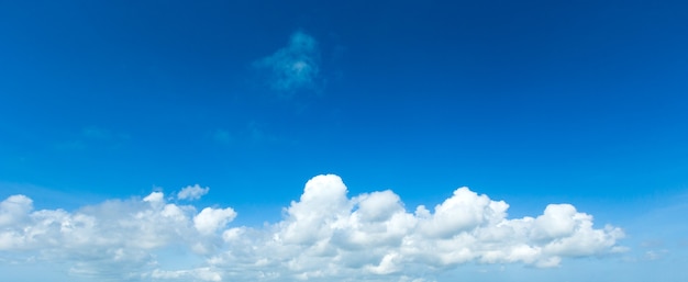 Cielo azzurro con nuvole minuscole