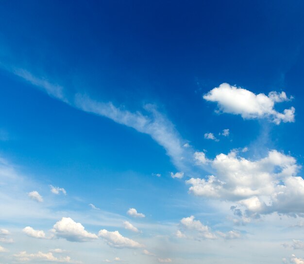 Cielo azzurro con nuvole minuscole