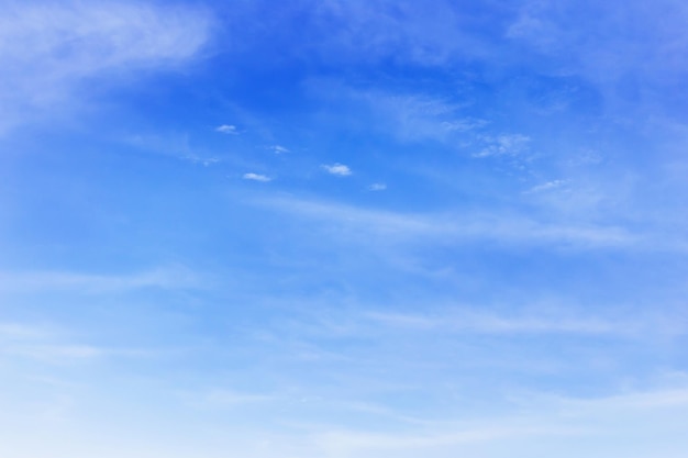 Cielo azzurro con nuvole Molte belle bianche