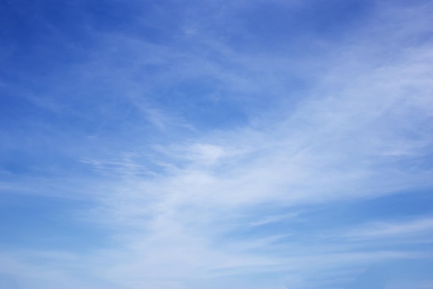 Cielo azzurro con nuvole Molte belle bianche