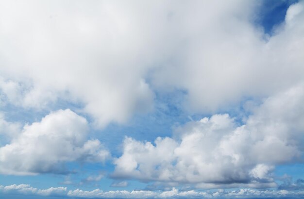 Cielo azzurro con nuvole morbide