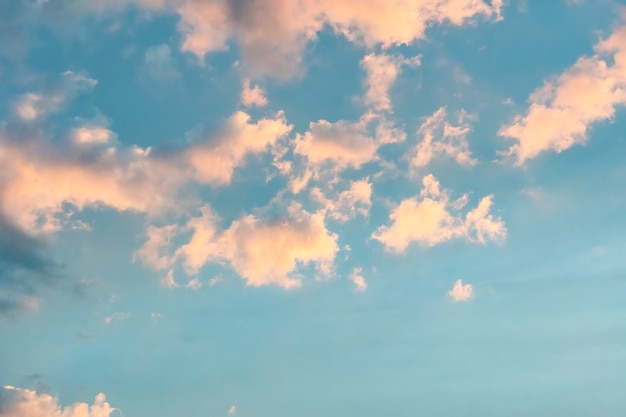 Cielo azzurro con nuvole. Nuvole rosa contro un cielo azzurro al tramonto.