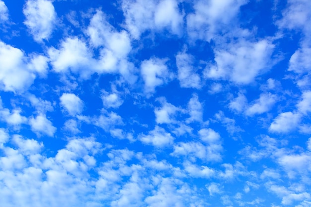 Cielo azzurro con nuvole, può essere usato come sfondo