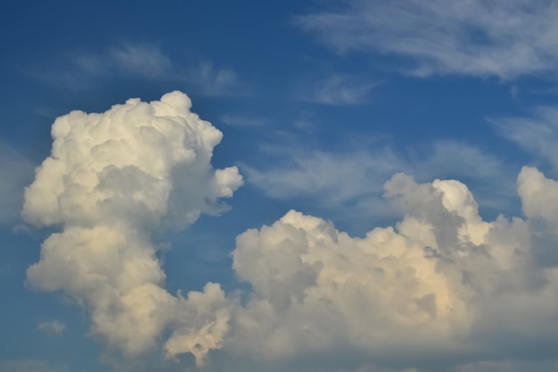 Cielo azzurro con nuvole Sfondo blu Natura