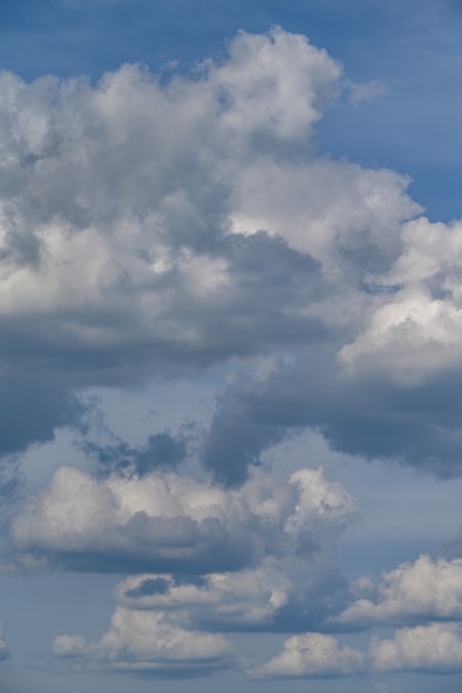 Cielo azzurro con nuvole soffici