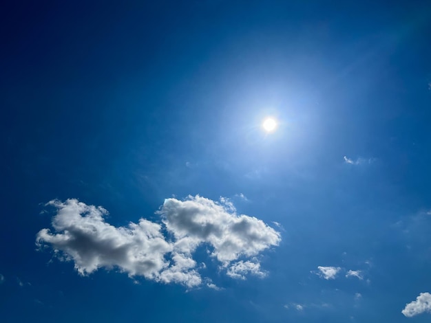 Cielo azzurro con nuvole Sole splendente in un cielo blu Cielo con copyspace