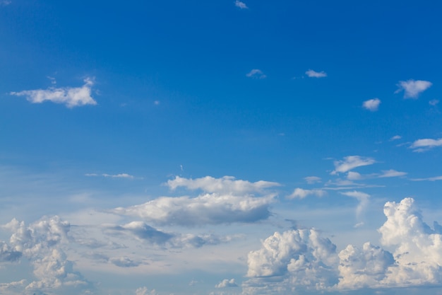 Cielo azzurro con nuvole sullo sfondo