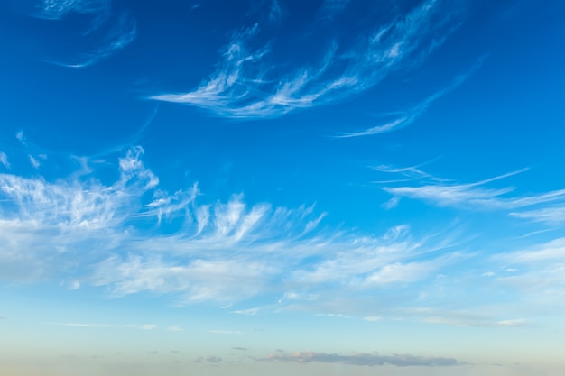 Cielo azzurro con nuvole