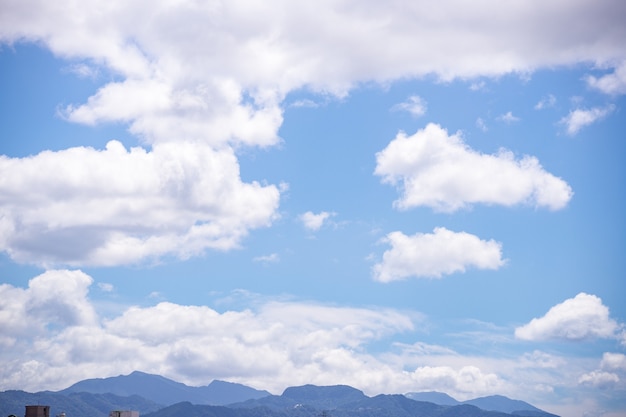 Cielo azzurro con nuvole