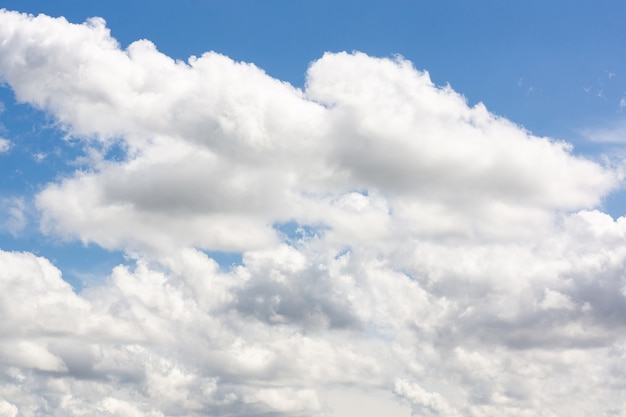 Cielo azzurro con nuvole