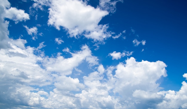 Cielo azzurro con nuvole