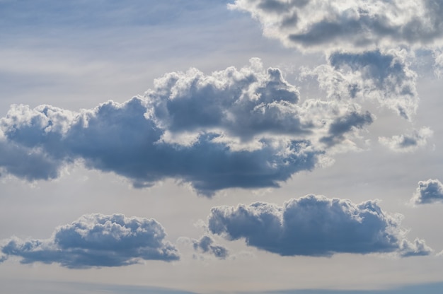 Cielo azzurro con nuvole