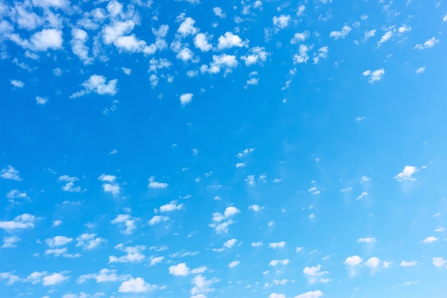 Cielo azzurro con piccole nuvole bianche. Sfondo con spazio per il tuo testo