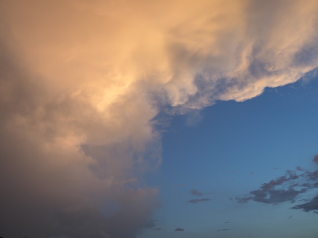 Cielo azzurro con sfondo di nuvole rosse