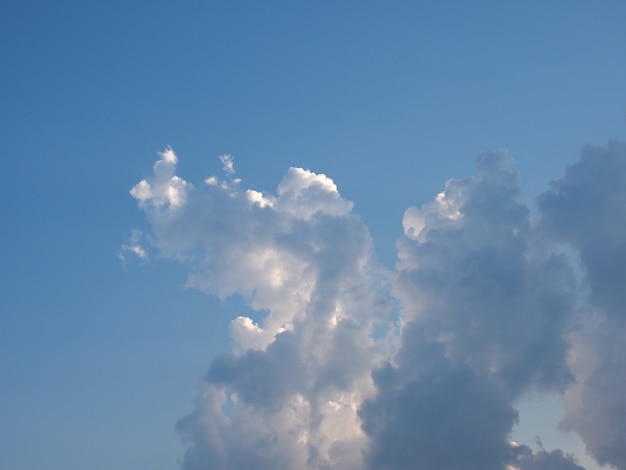 Cielo azzurro con sfondo di nuvole