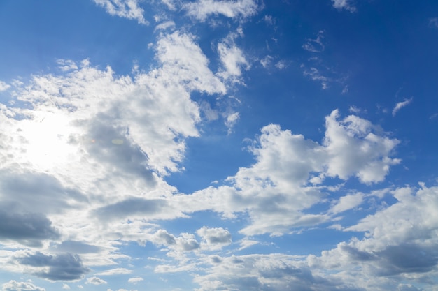 Cielo azzurro con soffici nuvole bianche