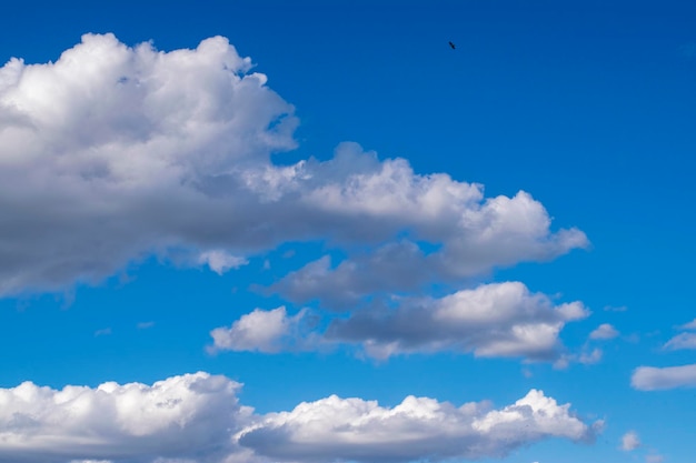 Cielo azzurro drammatico e nuvole di luce calda all'ora dell'alba