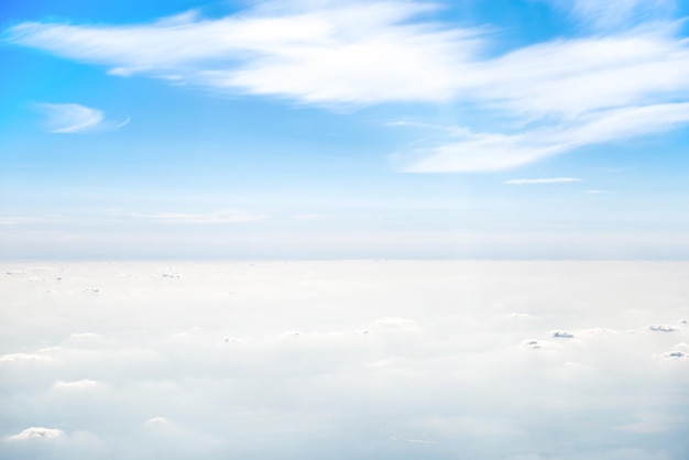 Cielo azzurro e bellissime nuvole bianche