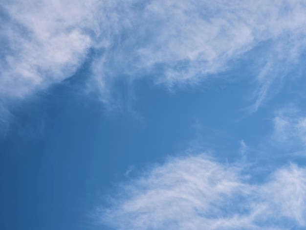 Cielo azzurro e bellissime nuvole