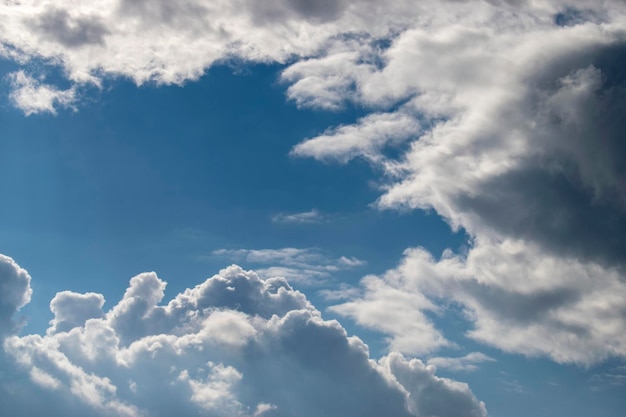 Cielo azzurro e nuvola bianca