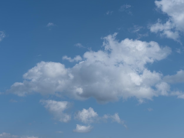 Cielo azzurro e nuvola bianca