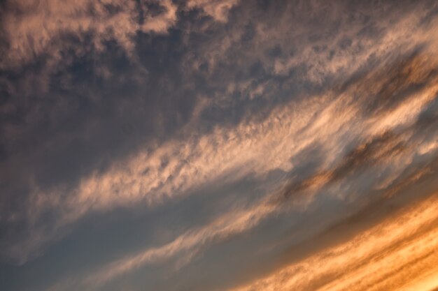 Cielo azzurro e nuvole al tramonto