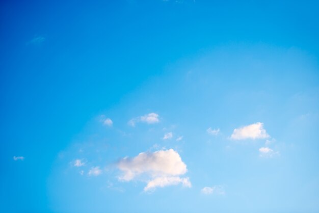 Cielo azzurro e nuvole bianche come sfondo della natura