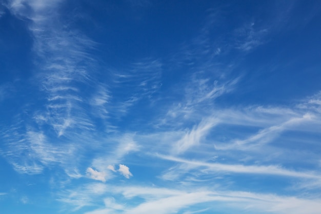 Cielo azzurro e nuvole bianche